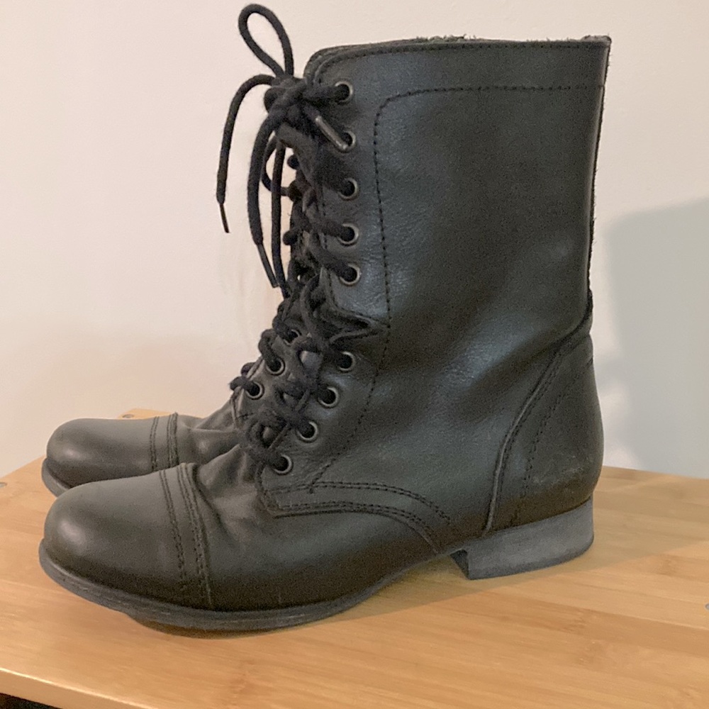Steve Madden black leather “troopa” lace up boots.